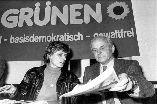 Petra Kelly (solda) 1984’deki Yeşiller toplantısında. (Foto kaynak: DPA)